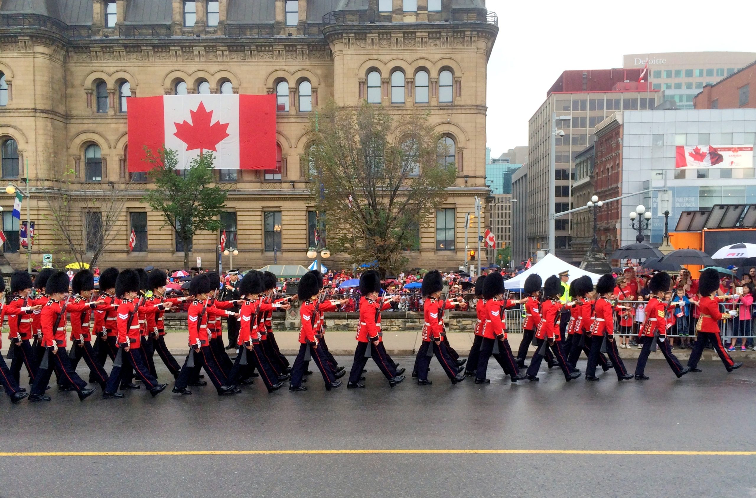 Soldados da Guarda Real marchando durante uma parada no Dia do canadá