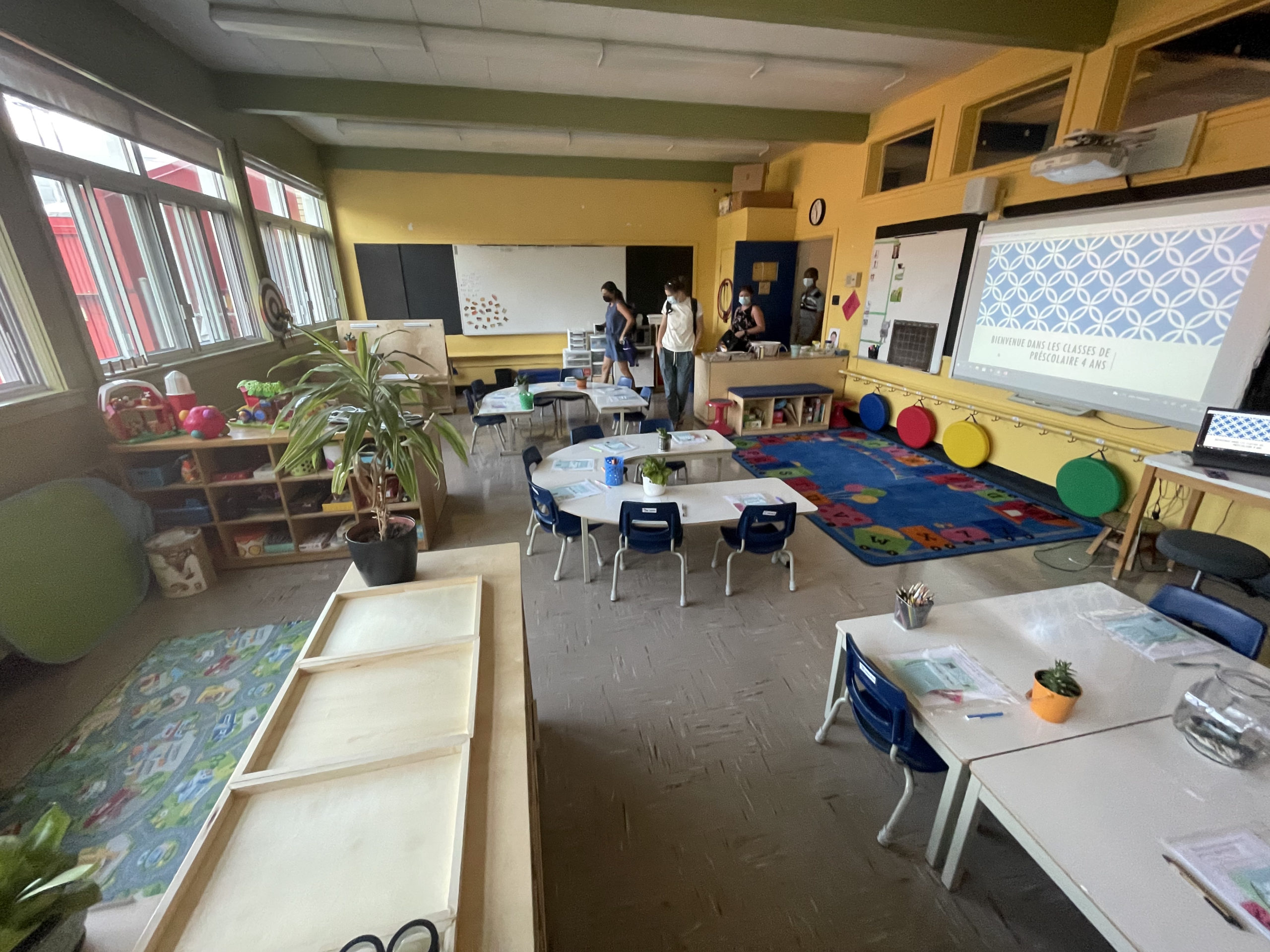 A imagem mostra uma sala de aula para o Maternelle 4 ans em Québec