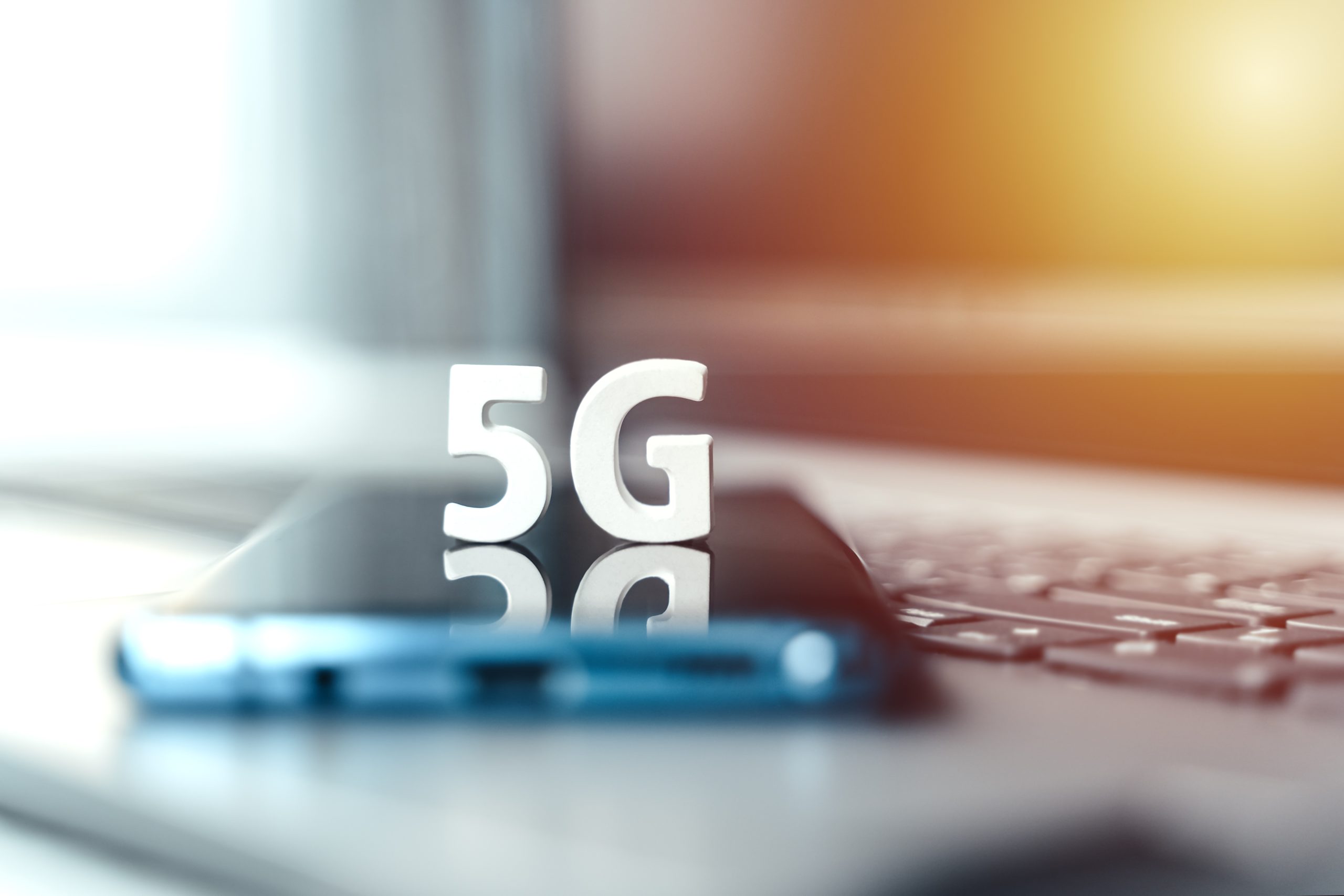 Telefone e Computador com 5G